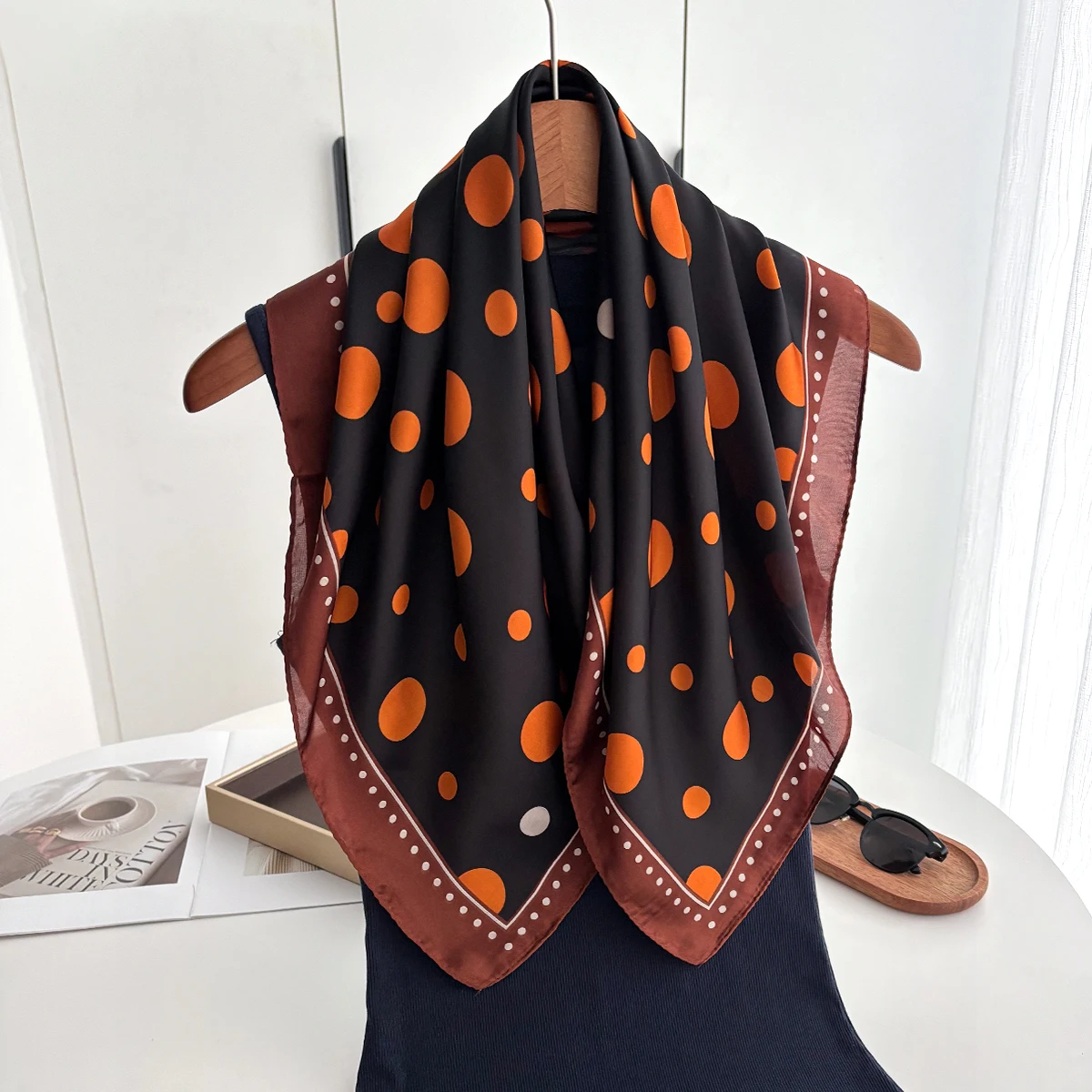 Luxuriöser quadratischer Schal mit Polka Dots für Damen, weicher Satin, Seidenimitat, Schals, Bandanas, Hijab, Halstuch, eleganter Schal – Detail 2