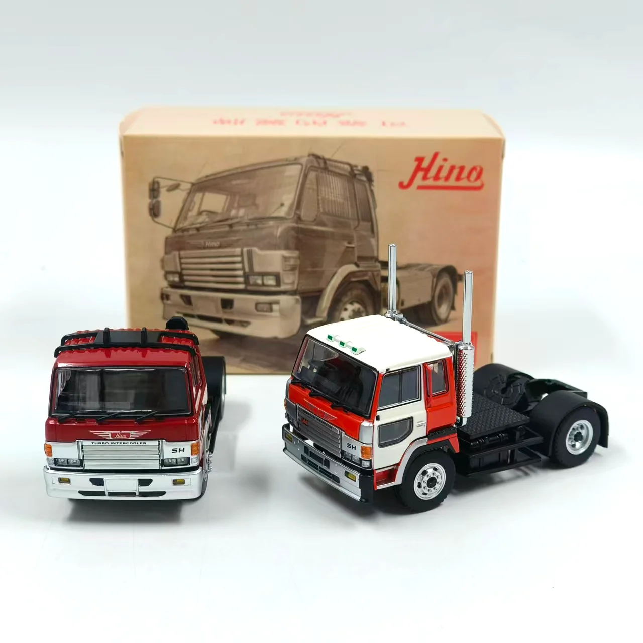 Modèle de voiture en alliage Diecast Bliss à l'échelle 1:64 Mitsubishi Gola VR-4 Police Station