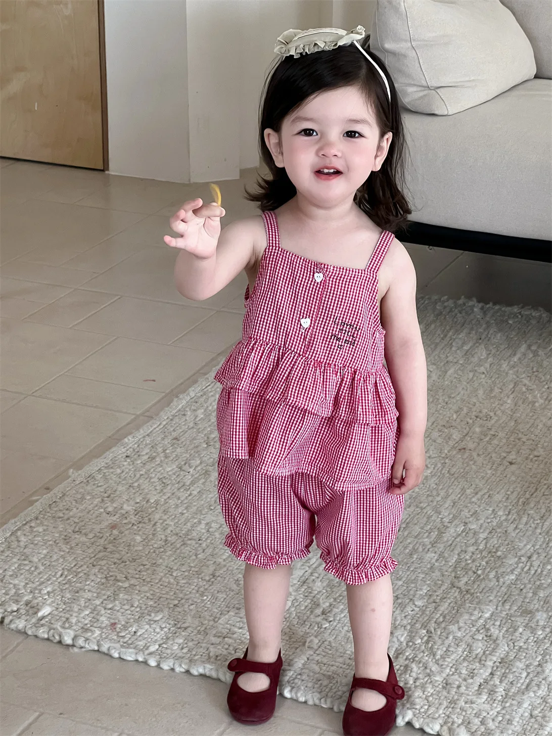 

2025 летний новый комплект одежды без рукавов для маленьких девочек, милый жилет на бретельках с надписью + шорты, костюм из 2 предметов, тонкая клетчатая одежда для малышей