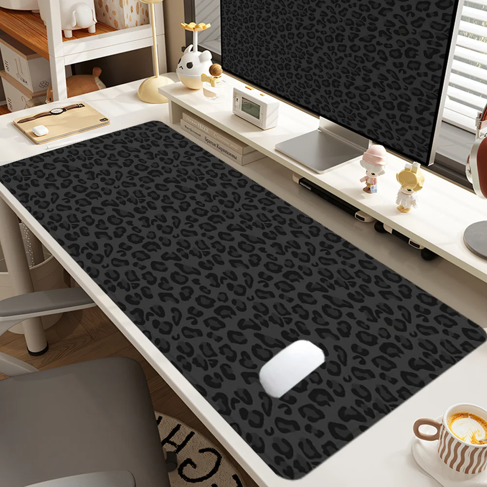 لوحة ماوس بطبعة الفهد بتصميم فني XXL قاعدة مطاطية للألعاب مع حافة مخيطة وسادة مكتب غير قابلة للانزلاق ملحقات مكتبية كبيرة #2