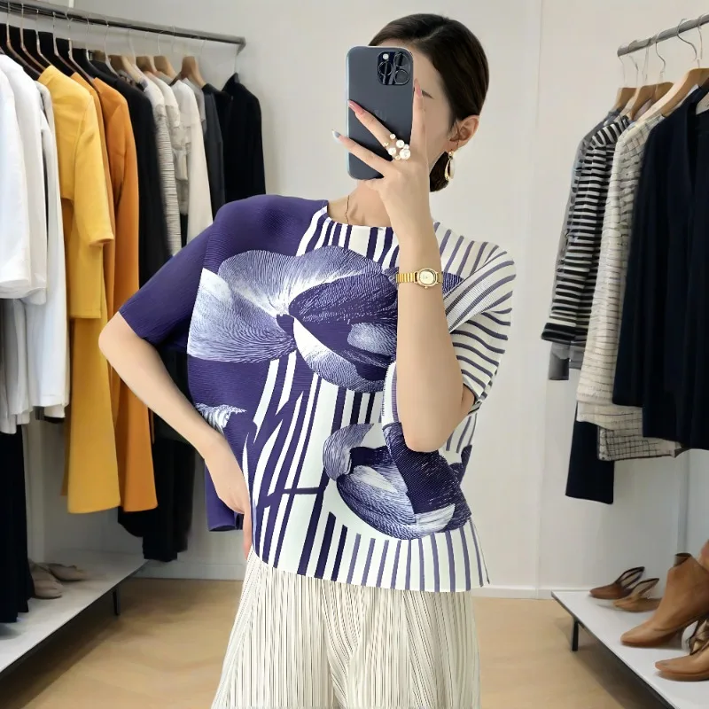 

Miyake плиссированная футболка с принтом, новинка лета 2025, плиссированная футболка с круглым вырезом и принтом, свободные простые универсальные топы больших размеров для поездок на работу