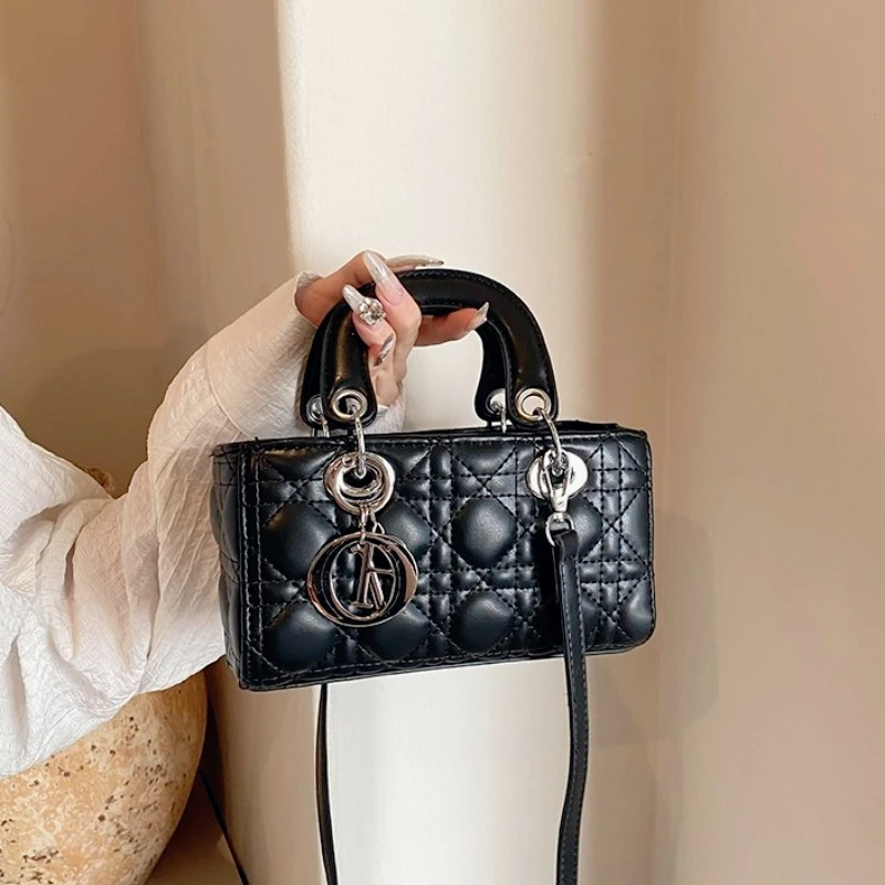 

Новая женская пригородная сумка через плечо на одно плечо с легкой роскошкой, нишей и элитным ощущением в Европе и Америке.