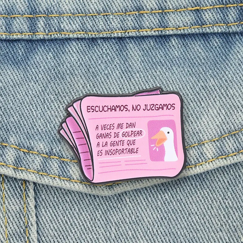 Escuchamos No Juzgamos Emaille-Anstecknadeln mit spanischen Zitaten, Brosche, Gänse-Zitaten, Zeitungs-Reversnadel, Tier-Schmuck-Accessoire, Geschenke für Freunde