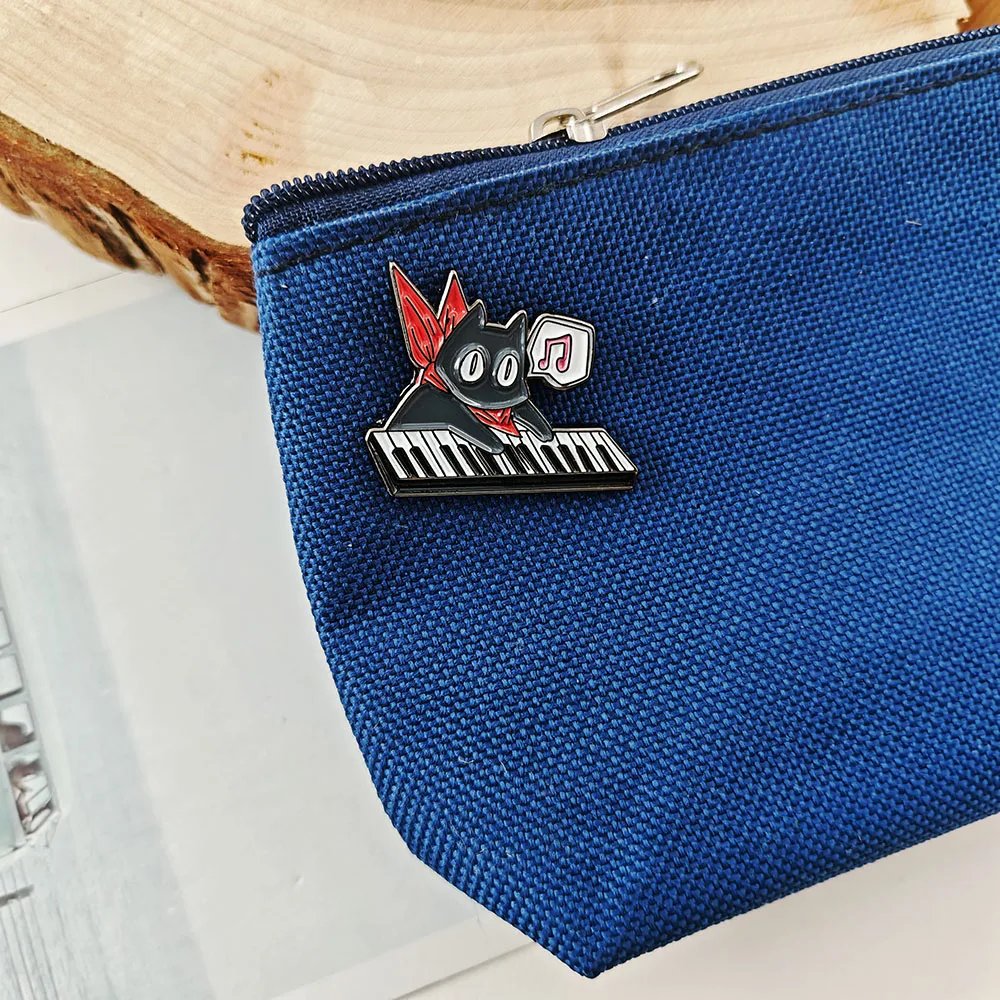 Niedliche My Ordinary Life Sakamoto-san Brosche, Cartoon-Klavier, schwarze Katze, lustiges Anime-Accessoire, Emaille-Anstecker, Rucksack-Dekoration, Geschenk – Detail 7