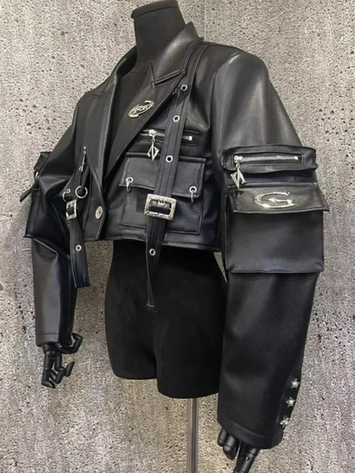 オリジナルデザインメタル装飾バイクPUレザージャケットまたはアウターウェア2026年春レディースファッションストレートカット