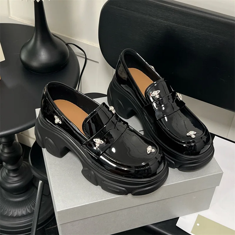 

Маленькие кожаные туфли на толстой подошве, новые женские повседневные туфли из воловьей кожи, увеличивающие нишевые лоферы со стразами