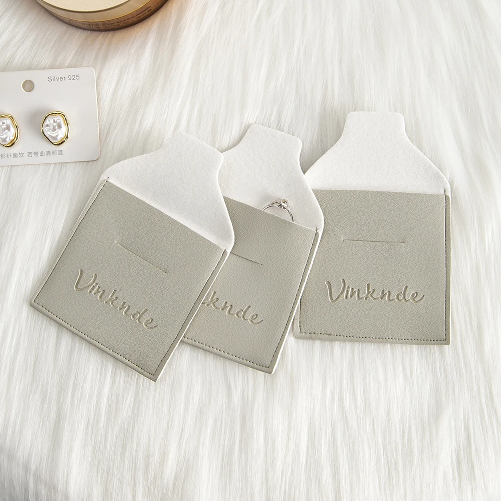 

Оптовая продажа 6x6 см из искусственной замши, упаковочная сумка для ювелирных изделий, новый дизайн, кожаные сумки-конверты с логотипом для серег, ожерелья, браслета