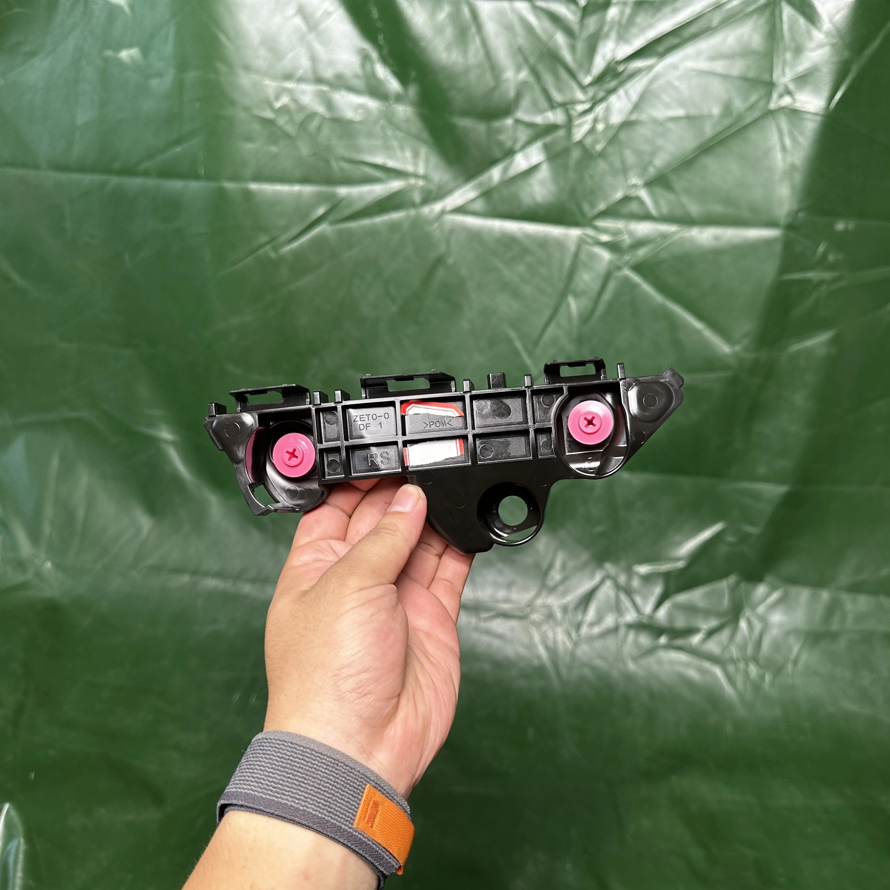 

Factory Hot Sale 52536-33070 52535-33070 Front Bumper Fixing Bracket for CAMRY