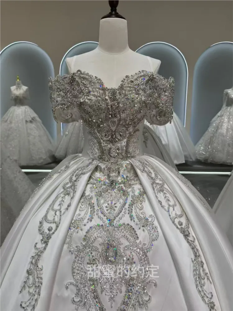 A new one-shoulder light main fabric satin plate-size long tailline dress