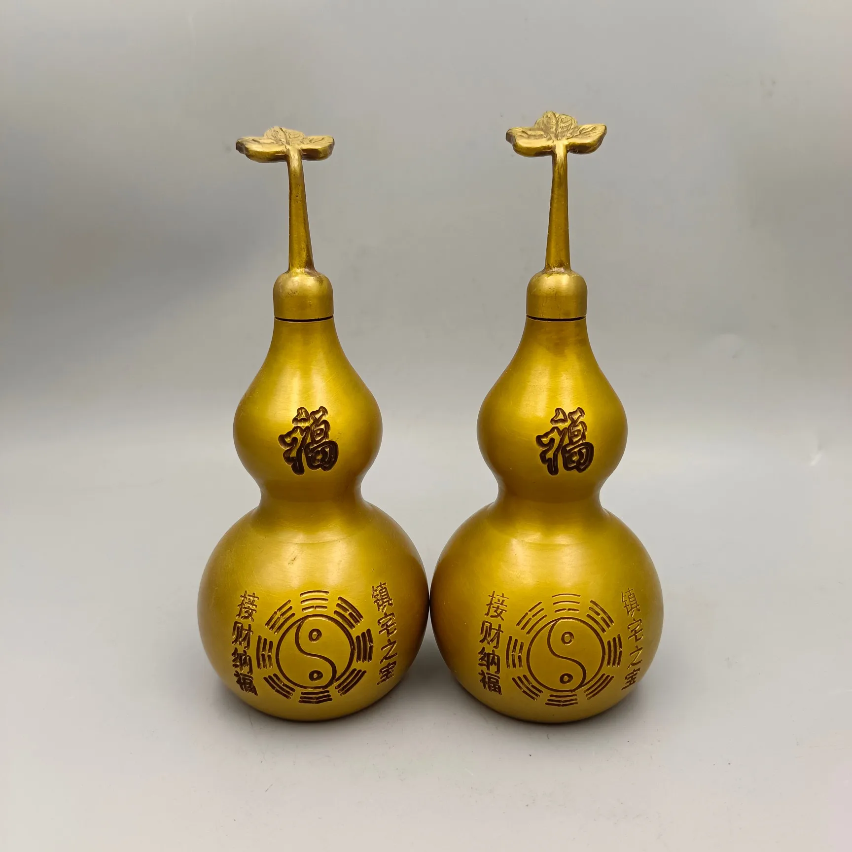 

The Classic Pure Copper Gourd is a Finely Crafted Family Handicraft With a Beautiful Appearance That is Worth Collecting