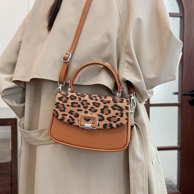 

2025 г., сумка подмышки с леопардовым принтом, винтажный кошелек на плечо для женщин, матовая сумка-тоут с верхней ручкой, нишевая сумка для пригородных поездок, сумка ​