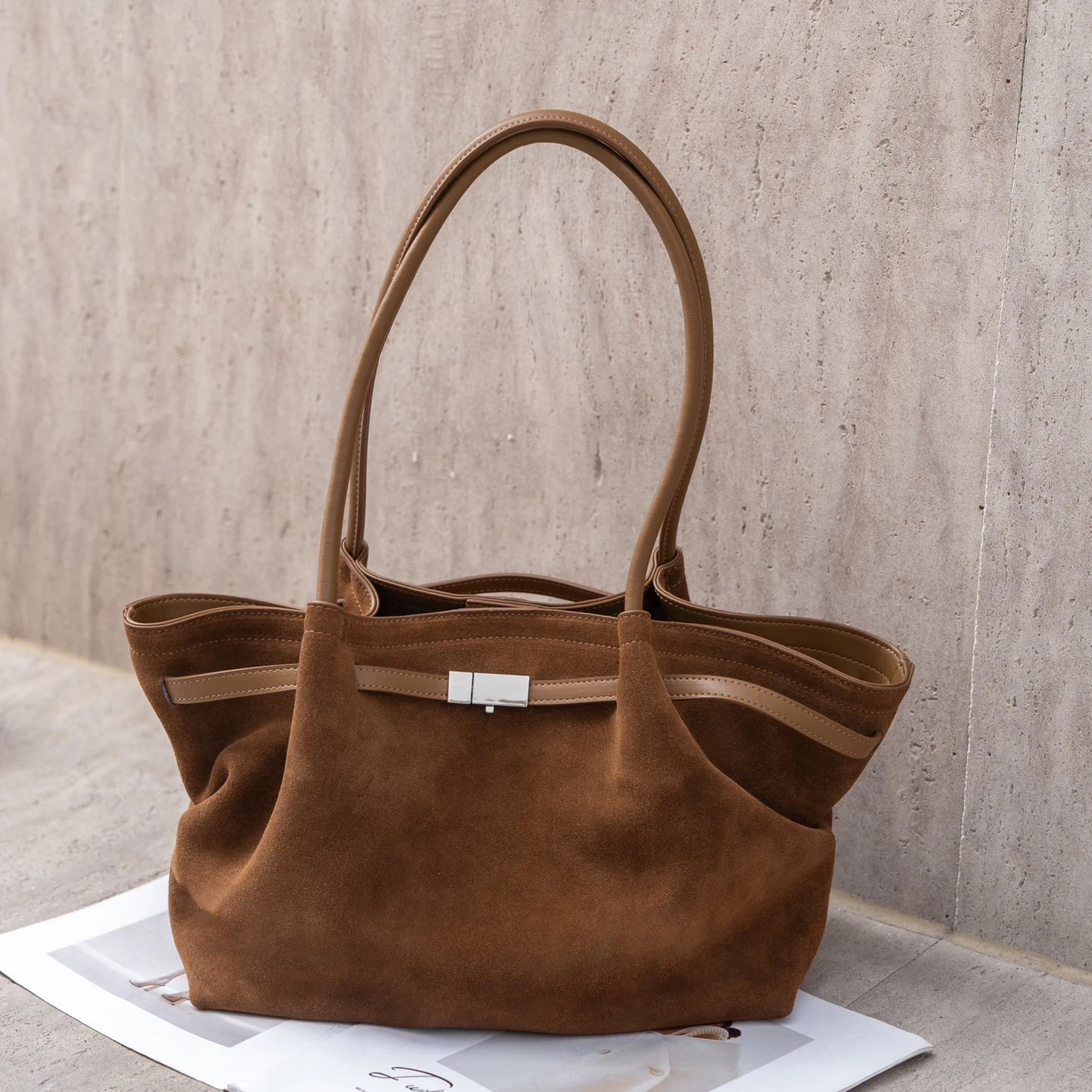 

Suede Women's Tote Bag Autumn and Winter New Design Large Capacity Wrinkled Belt Buckle Vintage Fashion Handbag Shoulder bag