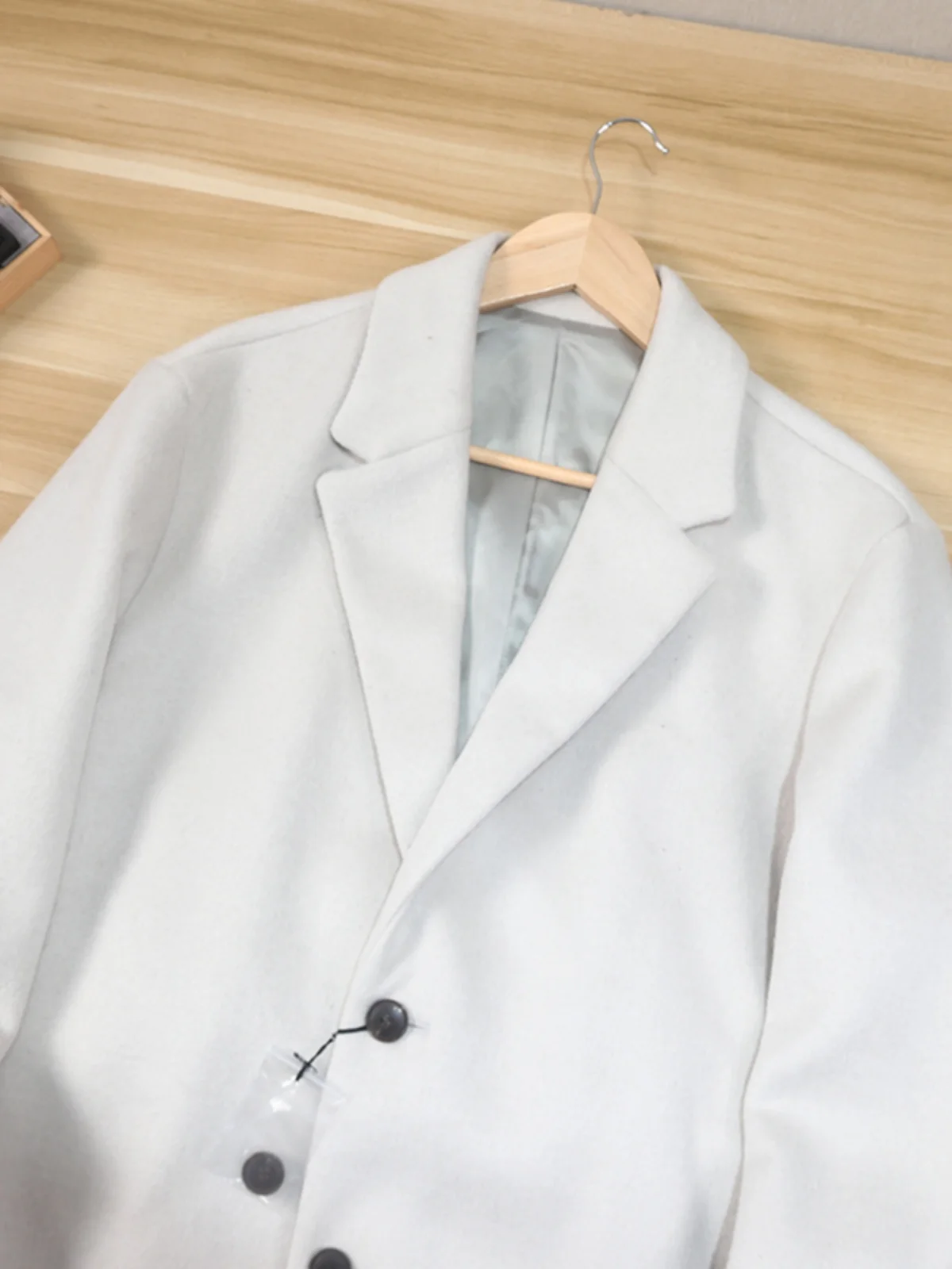 เสื้อโค้ทผู้ชายผ้าวูลผสมคุณภาพสูงสำหรับฤดูหนาว สไตล์คลาสสิกลำลอง ความยาวปานกลาง กระดุมแถวเดียว สไตล์เกาหลี สีพื้นล้วน