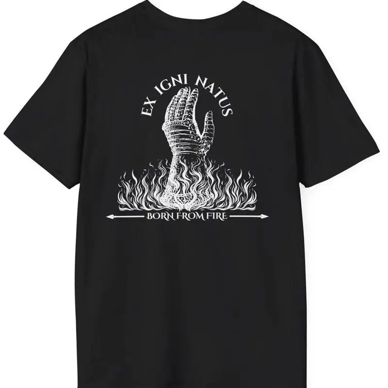 Ex Igni Natus ou Nascido do Fogo design Stoic Softstyle Camiseta com Filosofia Antiga Inspiradora