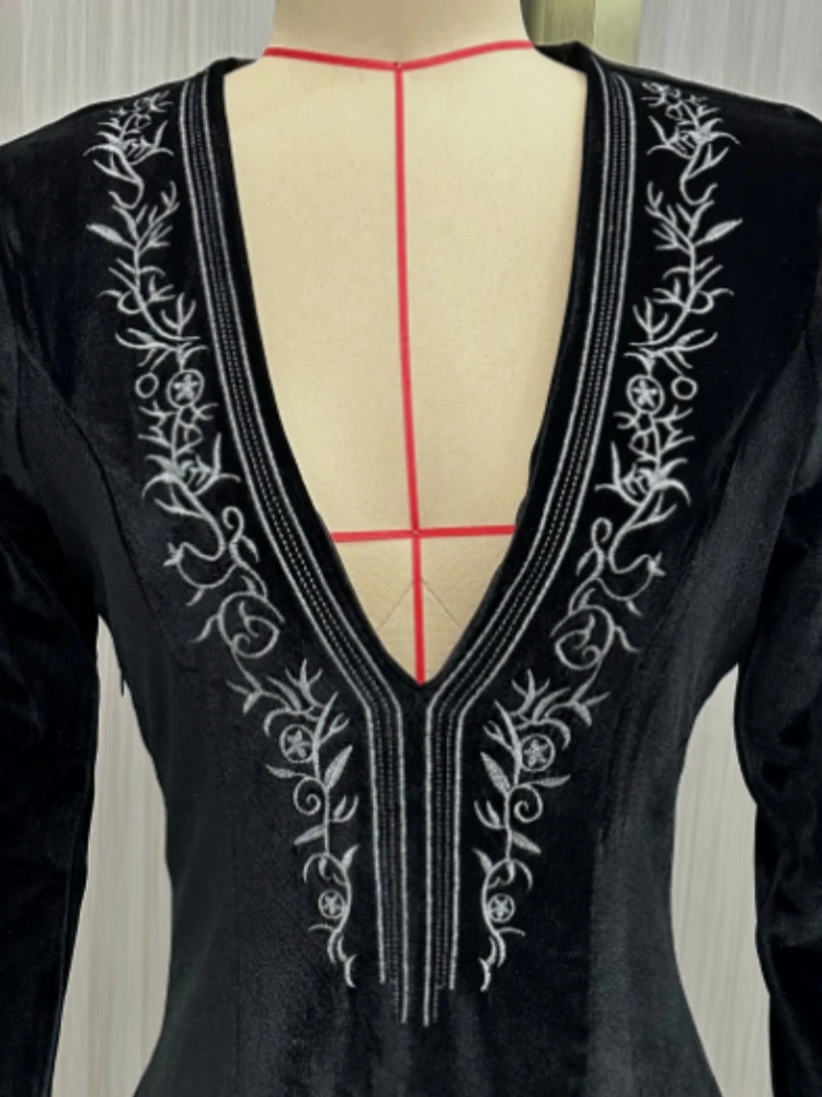 المرأة أنيقة طويلة الأكمام Bodycon اللباس الخامس الرقبة المخملية التطريز لصق الدانتيل اللباس أزياء الربط مثير حزب فساتين صغيرة