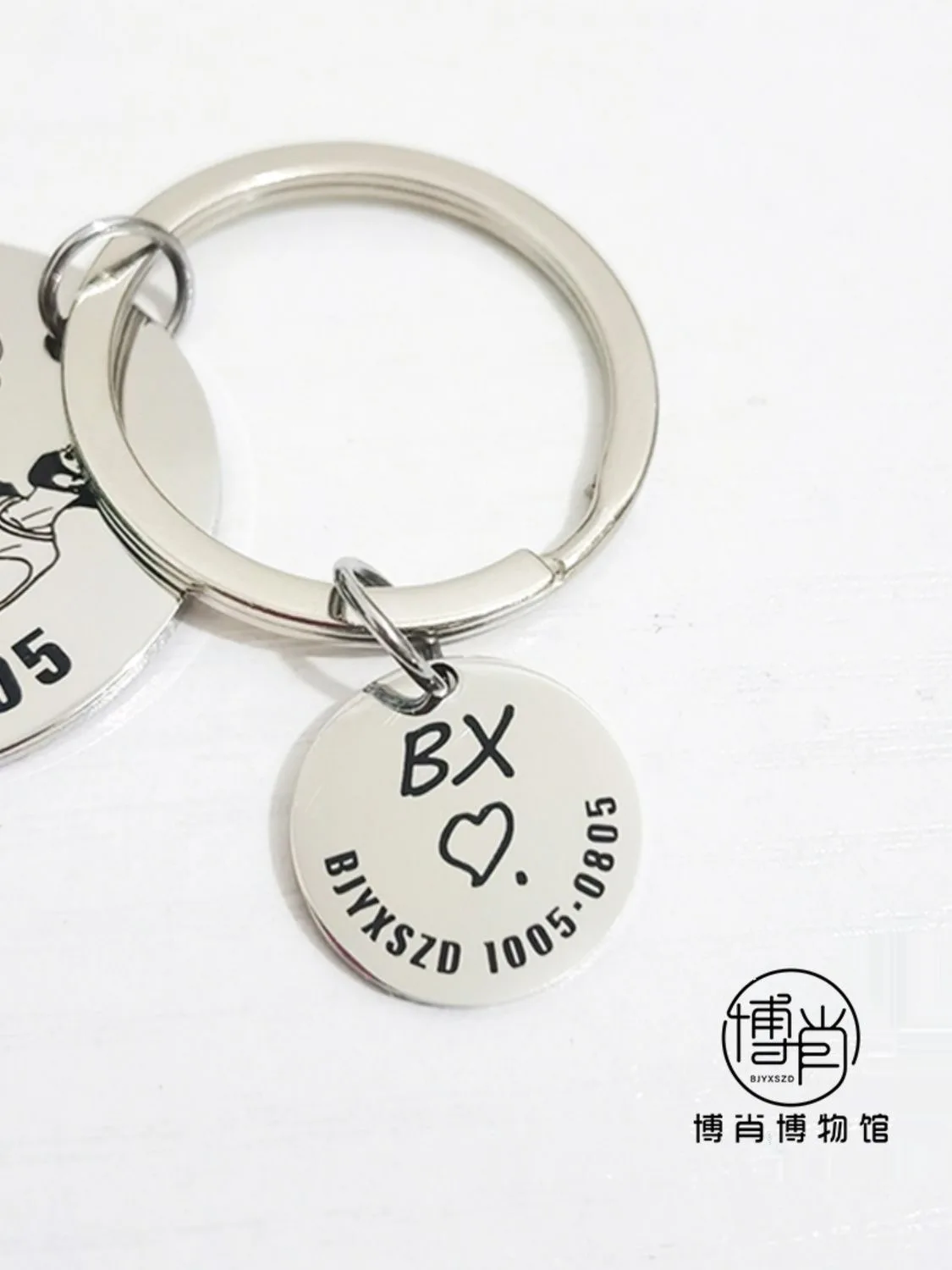 بو يونيو يي شياو قلادة الطرفية شياو زان وانغ يي بو المفاتيح حقيبة الديكور الفولاذ المقاوم للصدأ الليزر المزدوج المطار