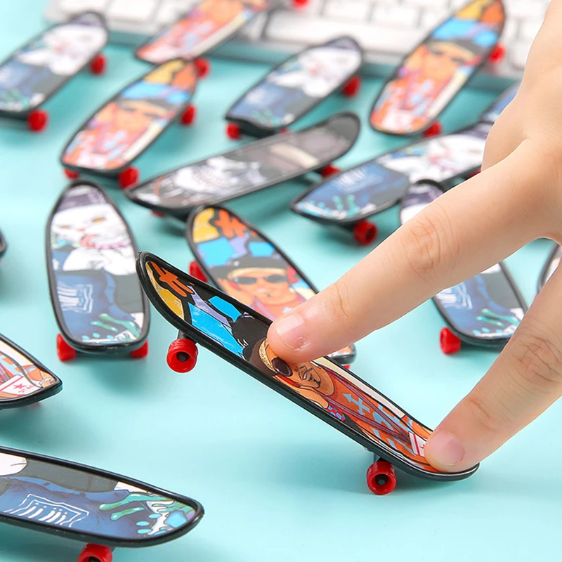 Cartoon Finger Skateboard Toy, Mini Brinquedos de Plástico, Fun Desktop, Brinquedos Infantis Pequenos, Presente de Festa de Aniversário Festivo, Crianças, 10Pcs