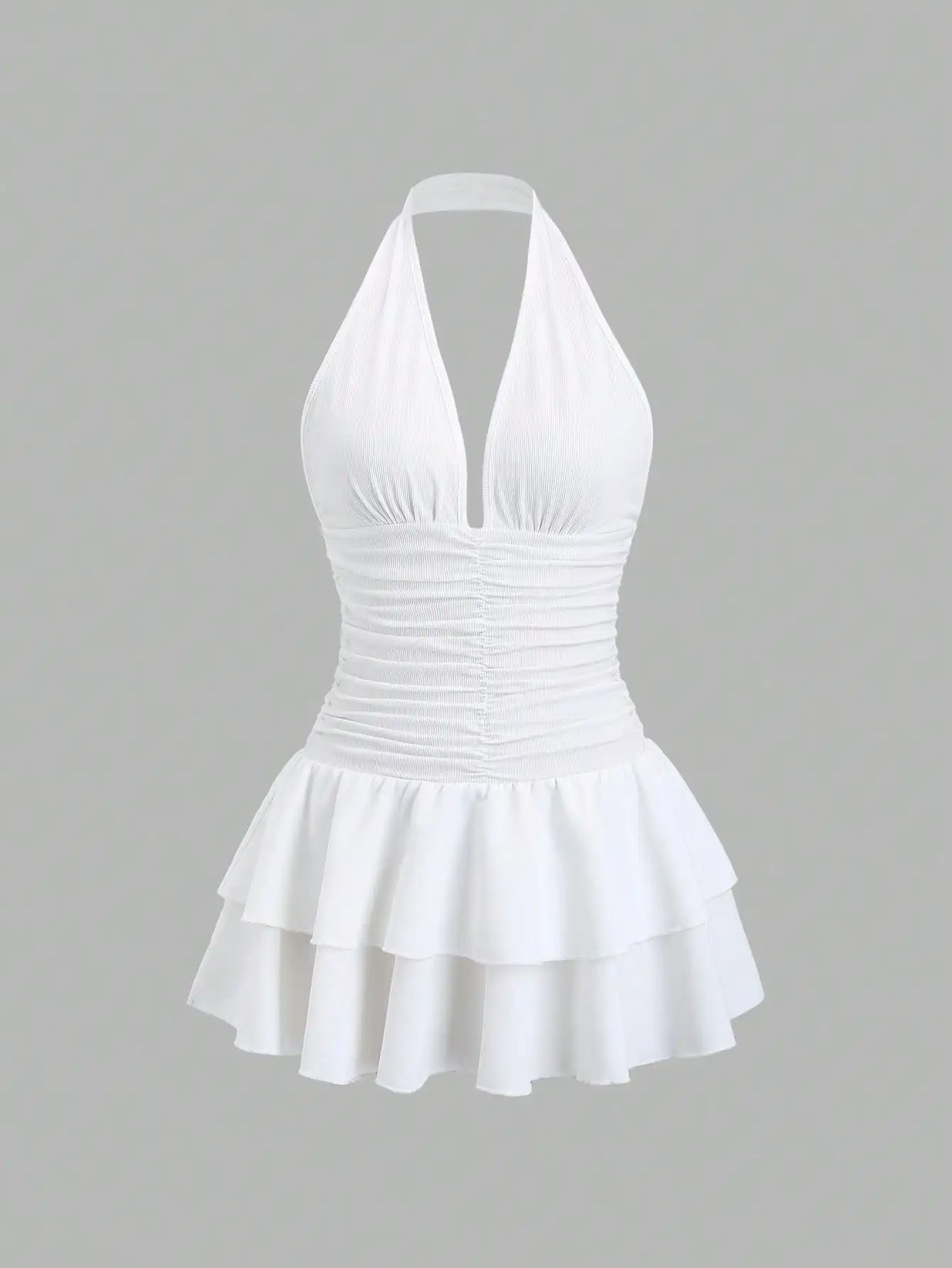 

Белое мини-платье с V-образным вырезом, завязками на шее, драпировкой на талии и многоярусным подолом