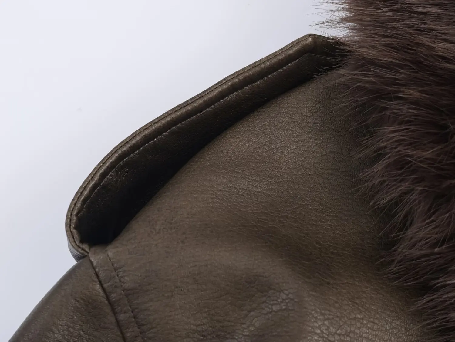 سترة جلدية جديدة للخريف والشتاء ذات تأثير مضاد للجلد السويدي وياقة قابلة للفصل للنساء سترة قصيرة عصرية بسحاب