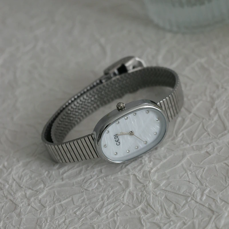 여성용 라이트 럭셔리 학생 시계 우아한 실버 타원형 손목시계 여성에게 창의적인 선물, 작고 섬세한 여성용 시계.