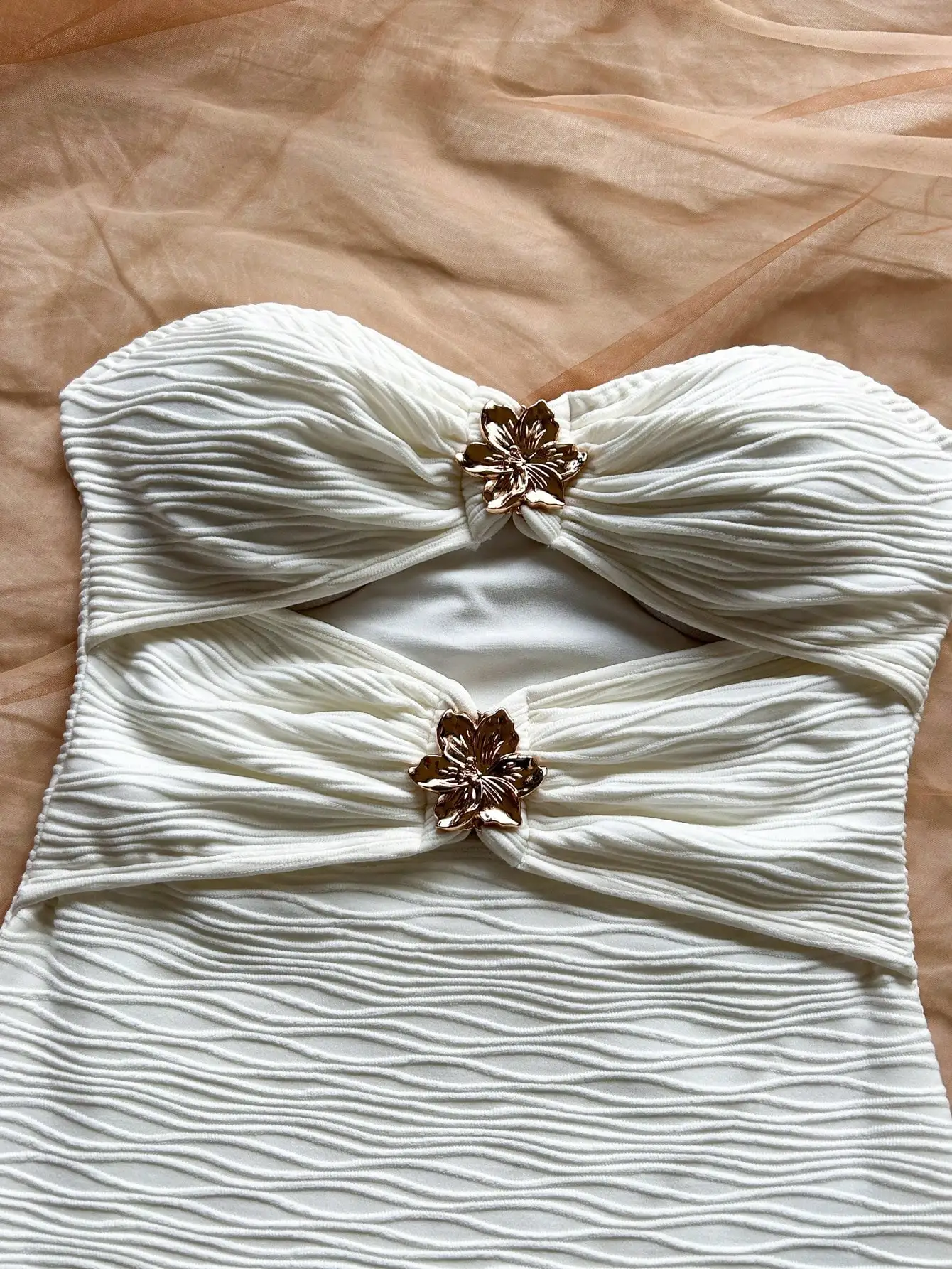 Mini robe blanche froncée sans bretelles avec boutons métalliques floraux, style Boho pour les vacances et le festival