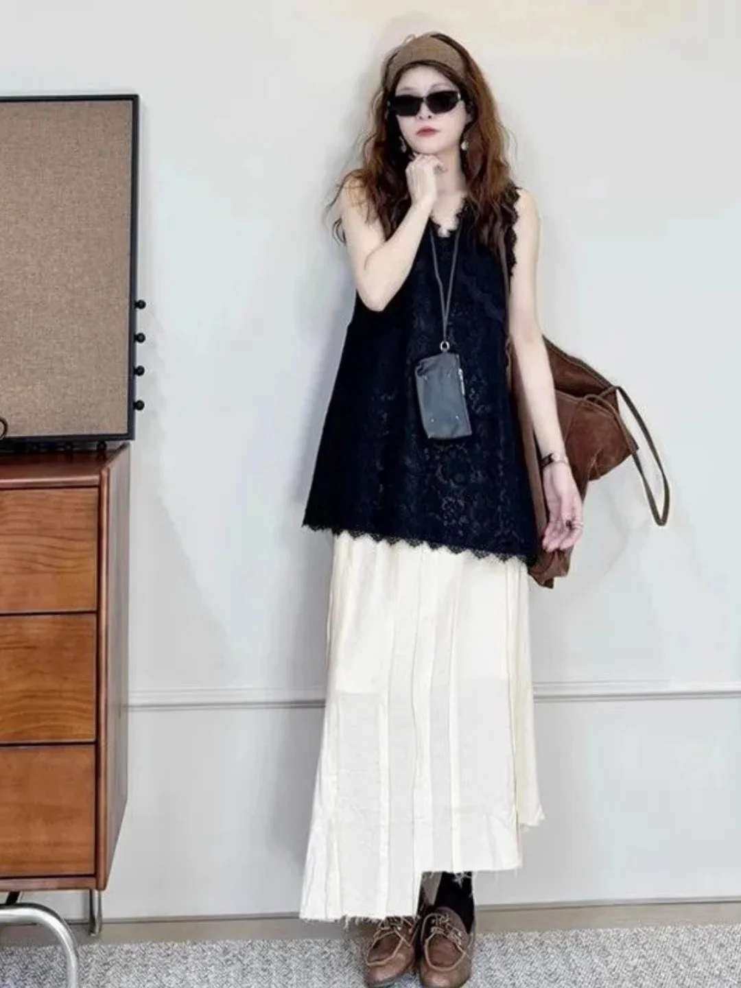plus Size Women's Lace V-Neck Tank Top Casual Style Loose Fit Summer Sleeveless Vest Conceal Flattering Large Size