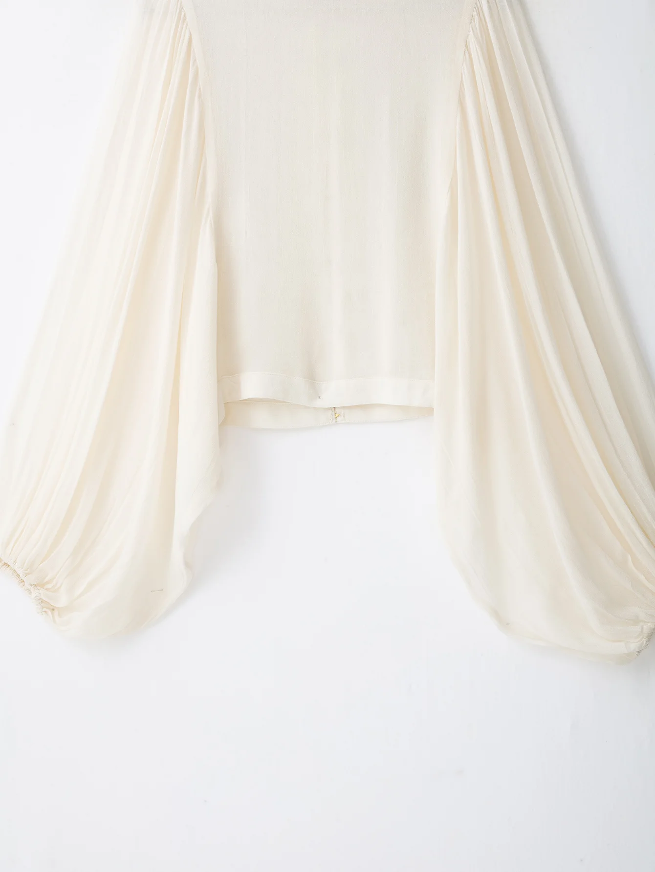 2026 Neue Damenbluse in Unifarbe, Oversized, mit Laternenärmeln, Plissee, im französischen Vintage-Stil, atmungsaktiv, lässige Sommerbluse für Damen – Detail 10
