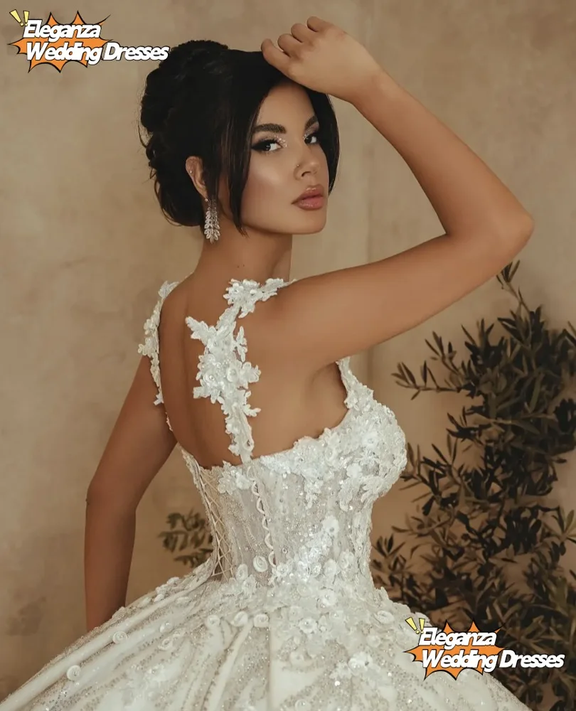 カスタマイズされた高級ウェディングドレス 3D 花のアップリケブライダルボールガウンラインストーン背中の開いたスパゲッティストラップ製の花嫁ドレス