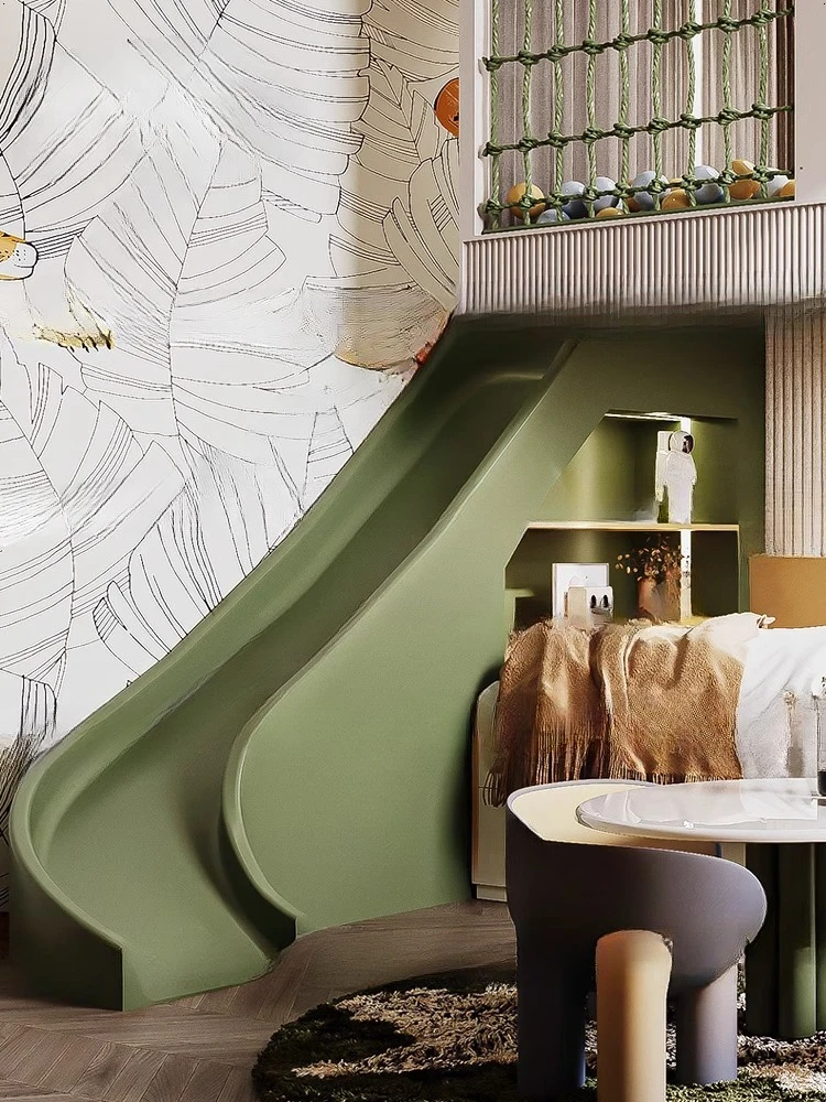 الأولاد يخرجون وخارج بيت لعب داخلي مع سرير بطابقين من الخشب الصلب