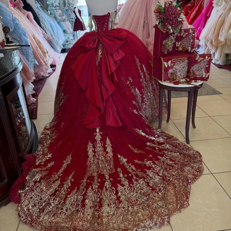 

Красные платья для квинсеаньеры с открытыми плечами, с кристаллами, золотистым блеском, длинным шлейфом и бантом, Vestido 15 Quinceanera, на заказ