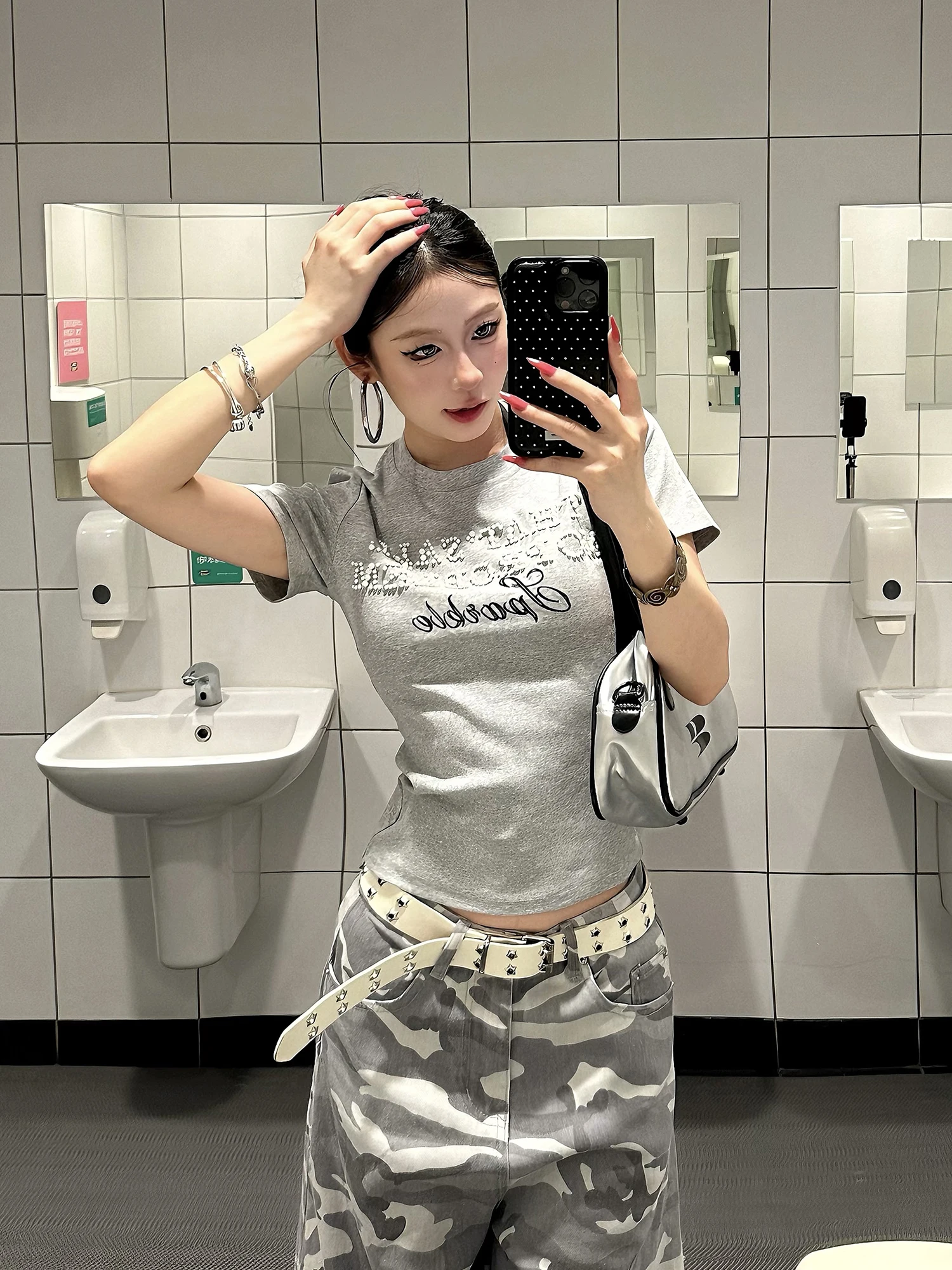 

Повседневная женская футболка с жемчужными заклепками и коротким рукавом, летний облегающий топ, блестящая футболка с круглым вырезом из хлопка