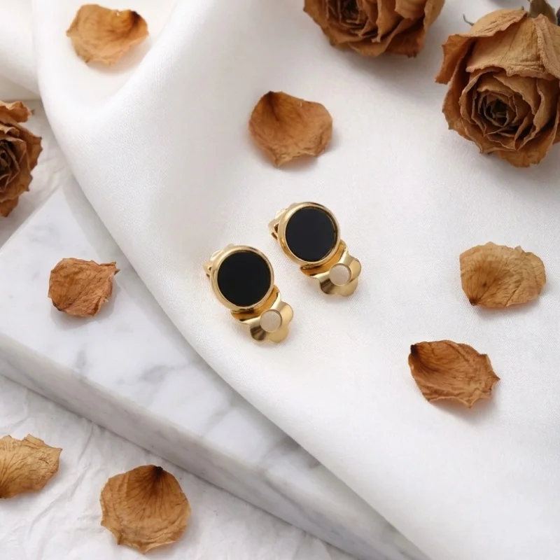 1 piece of stainless steel plated with 18K gold, geometric round design with artificial black shell inlay, non-pierced ear clip for women. Vintage commuter style, suitable for daily wear with suits and shirts, an exquisite and versatile accessory that adds elegance