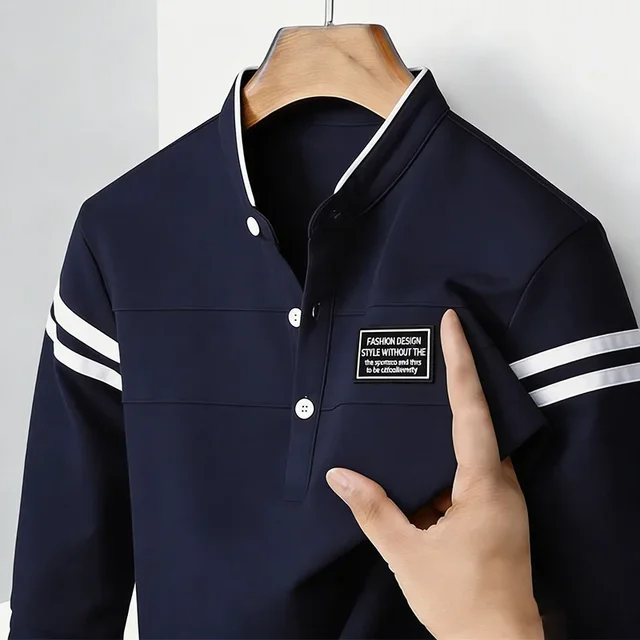 Męska koszulka polo slim fit z długim rękawem, stójką i kontrastowymi paskami, wykonana z mieszanki bawełny, idealna do noszenia na co dzień i do pracy.