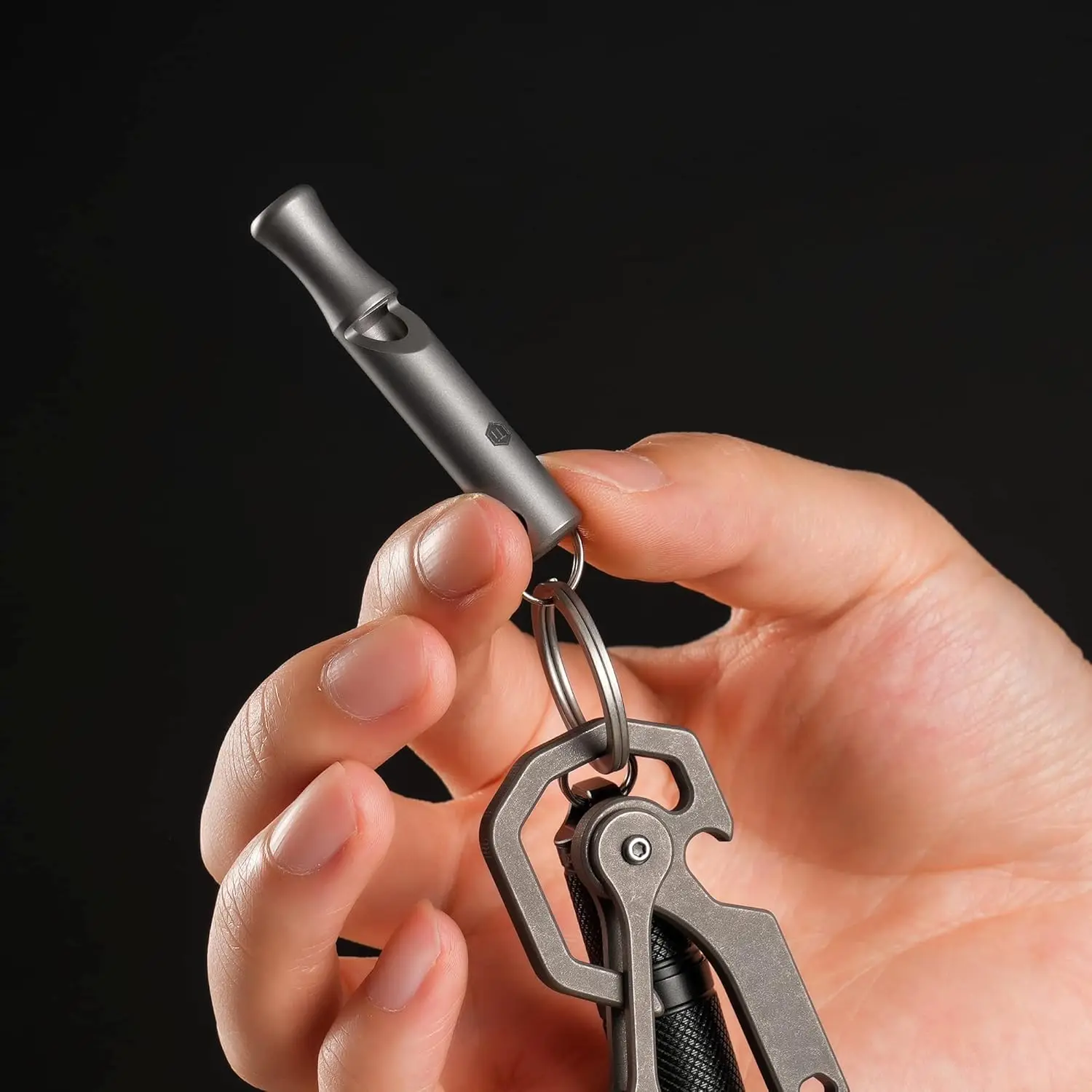 صفارة طوارئ من التيتانيوم من KeyUnity مع حبل معدني، 120 ديسيبل، صفارة نجاة خارجية من قطعة واحدة، خفيفة للغاية، مقاومة للصدأ