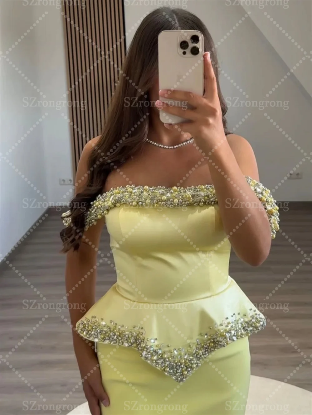 فستان حفلة موسيقية أصفر فاخر بدون أكتاف من الساتان مطرز بالخرز للحفلات المسائية غمد بدون ظهر بطول ماكسي مع فتحة خلفية