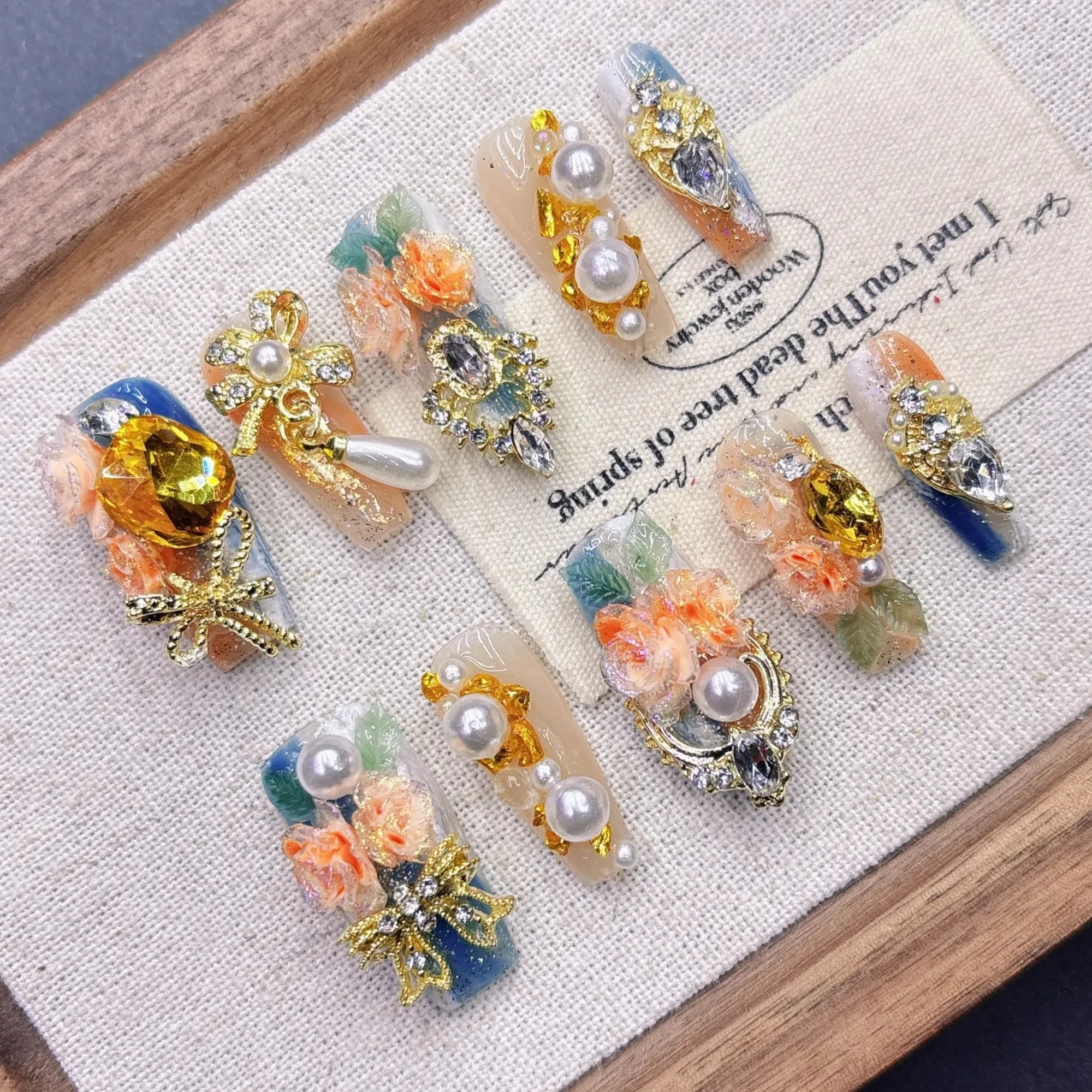 

Роскошные накладные ногти во французском романтическом стиле с декором из сплавов, кристаллов, жемчуга и цветов из смолы. Элегантный и гламурный дизайн для вечеринок и свадеб.