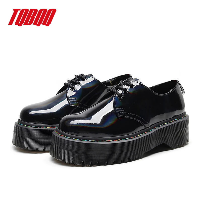 المرأة منخفضة أعلى الأحذية الشرير القوطية نمط سميكة القاع 3 ثقوب جلد طبيعي منصة حذاء من الجلد طالب عادية الشارع الأحذية