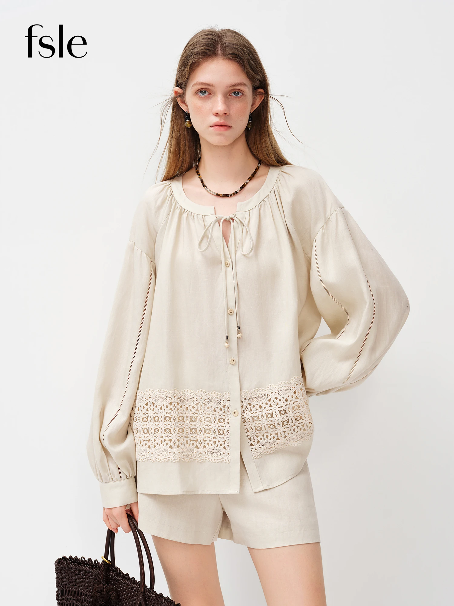 Conjunto Feminino Elegante FSLE: Blusa com Renda e Recortes e Shorts de Perna Reta - Nova Coleção Primavera 2026 - Conjunto Estiloso de Camisa e Shorts