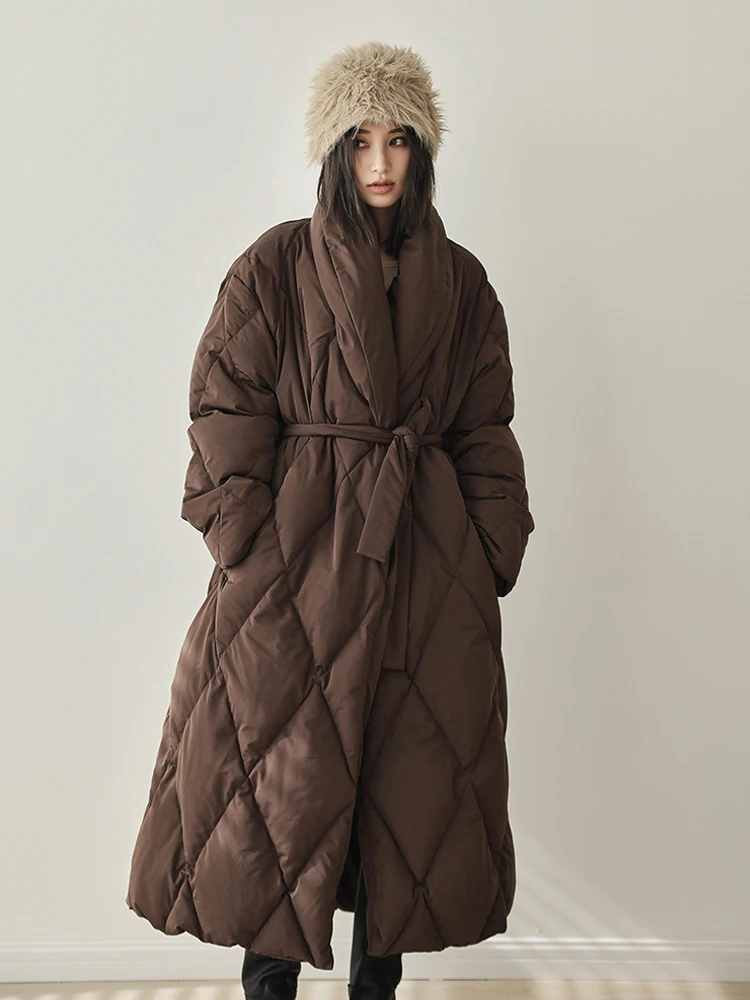 سترة فاخرة X-long للنساء لشتاء 2025 معطف منتفخ دافئ سميك مع وشاحات بلون سادة جودة عالية INKEO DJ579