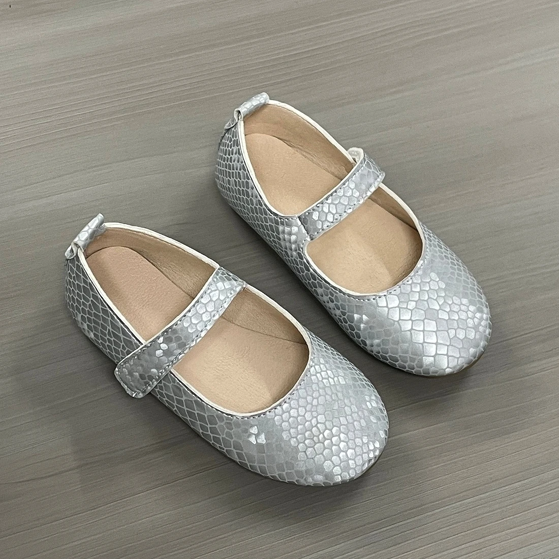 

Xingliupi Fashion Ice Silk Snake Pattern PU Outdoor Activity Princess Shoes Children's Shoes Glitter Leather Durable Girl Shoes