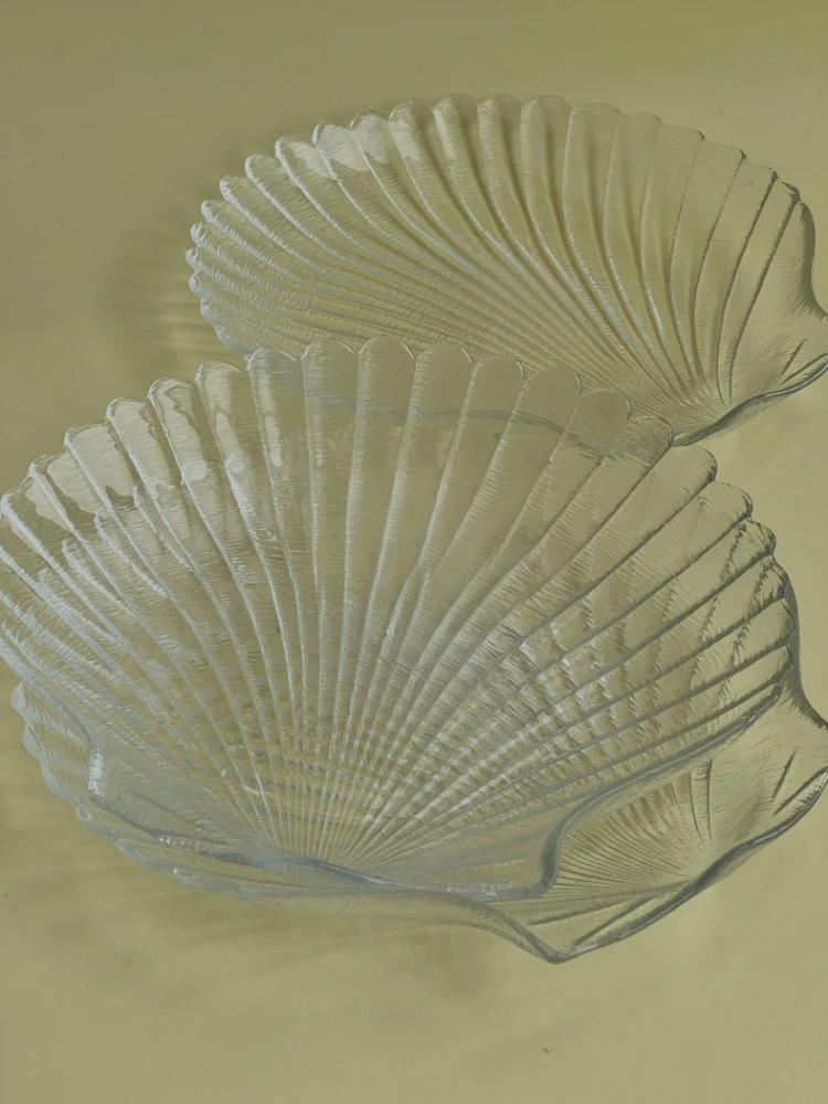 Medieval shell-shaped glass plate, the same style as the fruit ins.