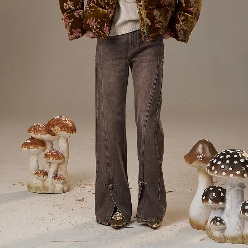 ELFSACK 2025 Winter New Arrivals Casual Vintage Chinese Frog Button Detail Denim Jeans For Woman