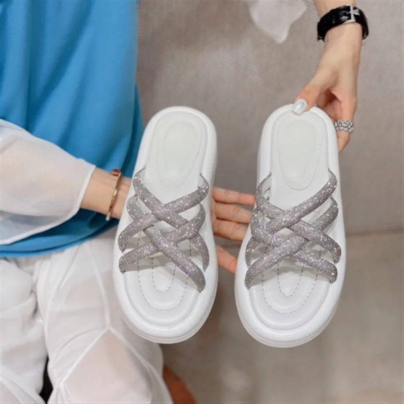 

Striptease женские сандалии со стразами на платформе, новые летние женские белые вечерние пикантные пляжные тапочки, уличная обувь в стиле панк на массивном каблуке