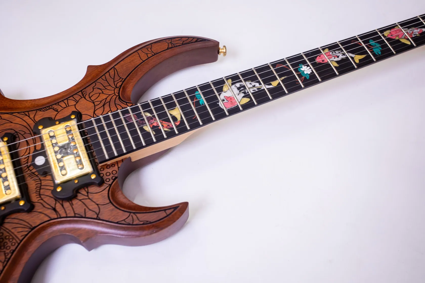 High-end custom peach core 6 string electric guitar, hand-carved Chinese style painting, factory direct sales, Goods in stock。