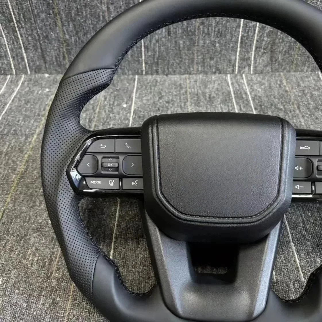 Leather Steering Wheel For Toyota GT 86 FORTUNER FJ Cruiser HIACE LC70/76/79 Land Cruiser CROWN ALPHARD VELLFIRE HILUX view 5
