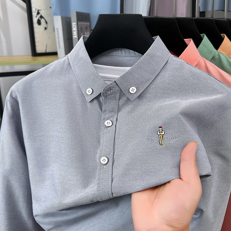 Camicia a maniche lunghe da uomo di moda leggera e di lusso, ricamo di cartoni animati di marca, top con risvolto da golf casual in tinta unita business di alta qualità
