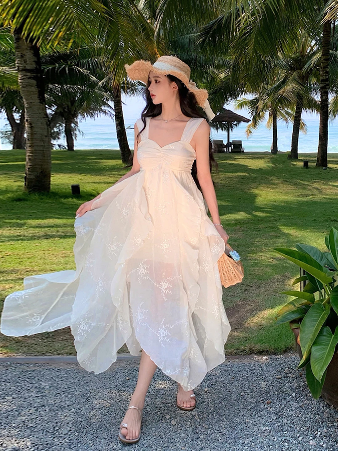 

Белая летняя юбка А-силуэта с асимметричным подолом, вышивкой и завышенной талией, дышащая, легкая, для пляжа и отдыха