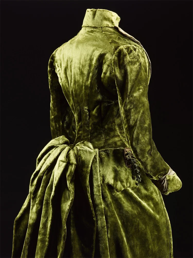 

1880s Victorian Scotland Green Velvet Walking Dress Gothic Steampunk Renaissance Royal Court Queen Ball Gown
