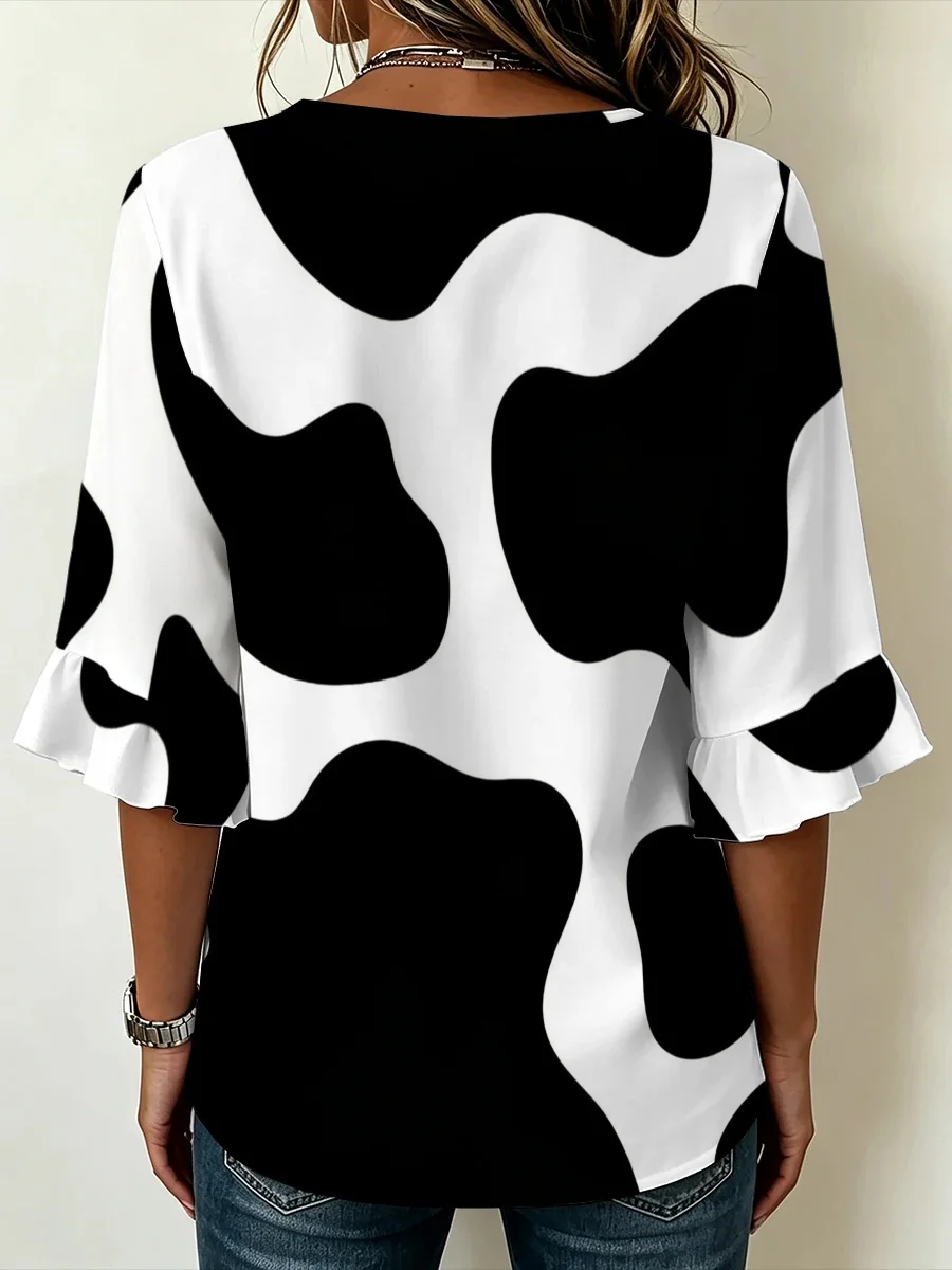 Damen-Sommerbluse mit V-Ausschnitt und Print, klassisches Schwarz-Weiß-Kuhmuster, lässiger Pullover-Stil für den Alltag und den Weg zur Arbeit. – Detail 3