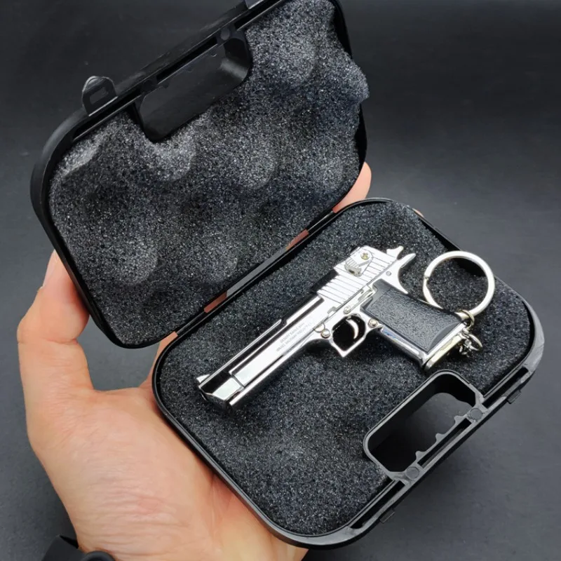 

The Latest 1:3 All Metal Gun Model Toy Keychain with Box for Men's Military Fans, Collection Pendant, Small Gift, Small Ornament